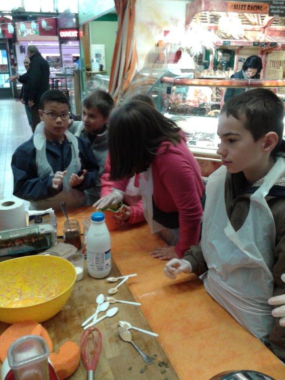 halles_narbonne_semaine_du_gout_courges_sculpteur_eric_berthault_cakes_soupes_degustation_animation_2015-29