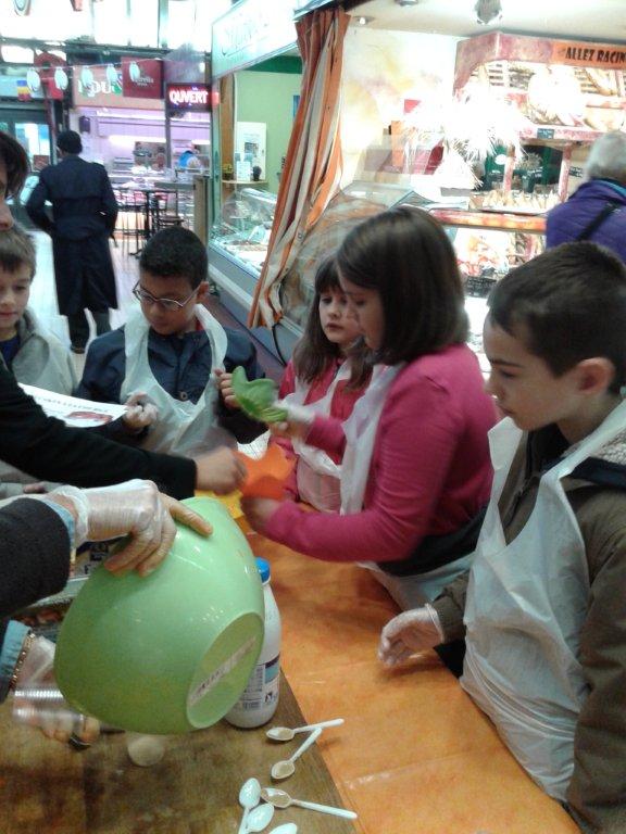 halles_narbonne_semaine_du_gout_courges_sculpteur_eric_berthault_cakes_soupes_degustation_animation_2015-30