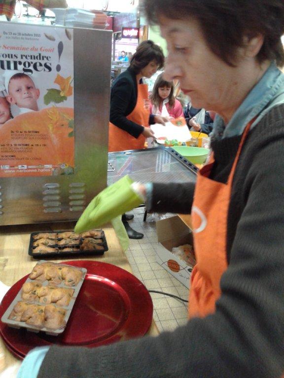 halles_narbonne_semaine_du_gout_courges_sculpteur_eric_berthault_cakes_soupes_degustation_animation_2015-31