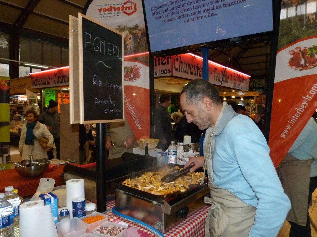 les_halles_de_narbonne_animation_promotion_produits_tripiers_interbev_benoit_carquet_champion_de_france_cuisine_plancha-22-11-2013-13
