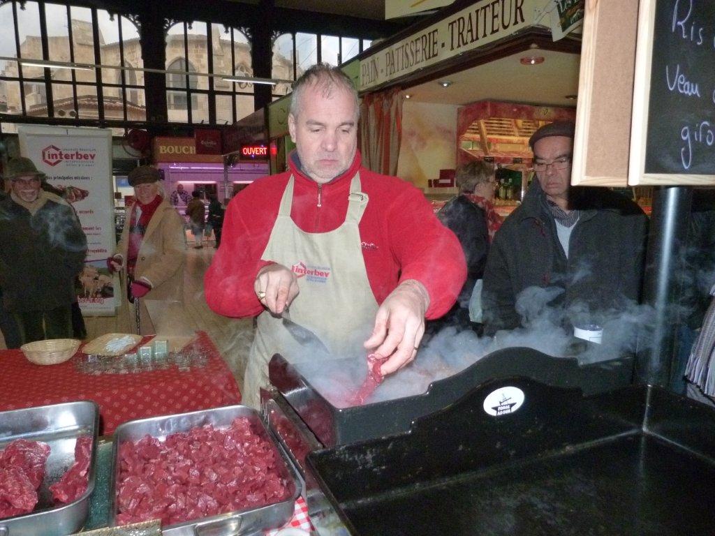 les_halles_de_narbonne_animation_promotion_produits_tripiers_interbev_benoit_carquet_champion_de_france_cuisine_plancha-23-11-2013-02