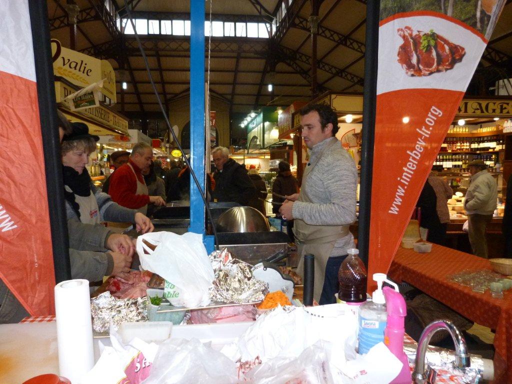 les_halles_de_narbonne_animation_promotion_produits_tripiers_interbev_benoit_carquet_champion_de_france_cuisine_plancha-23-11-2013-04