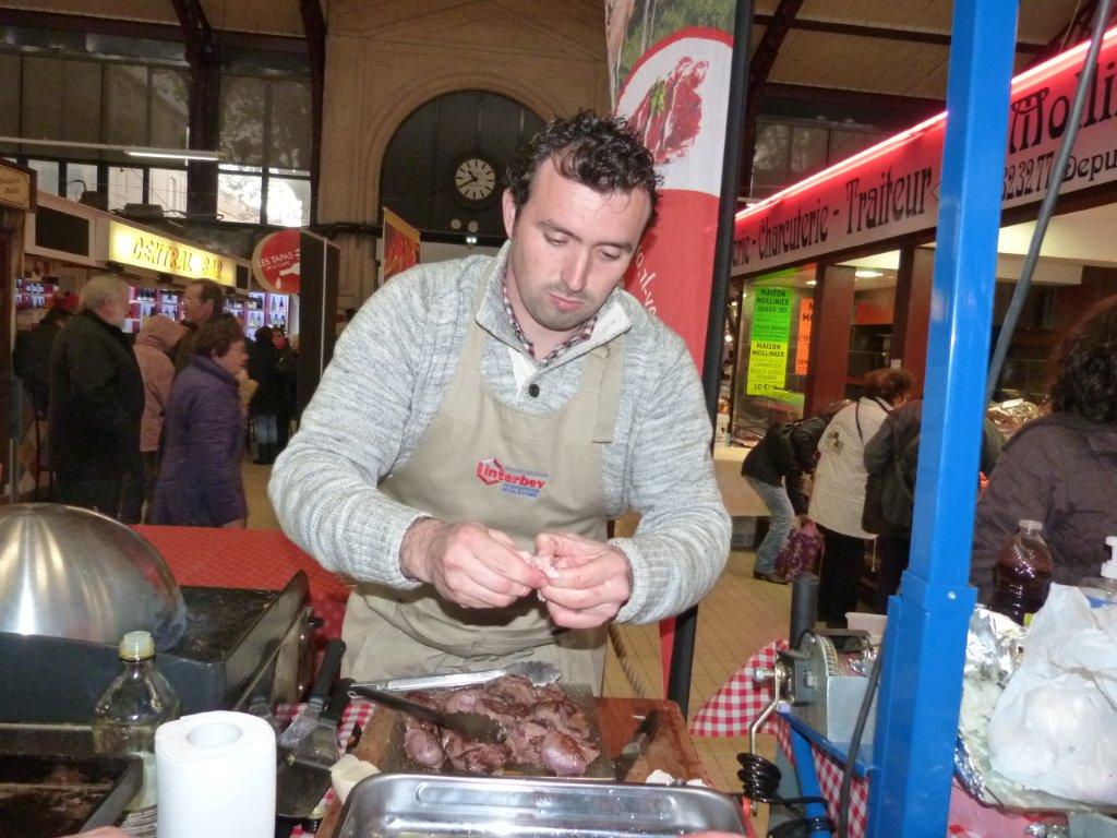 les_halles_de_narbonne_animation_promotion_produits_tripiers_interbev_benoit_carquet_champion_de_france_cuisine_plancha-23-11-2013-06