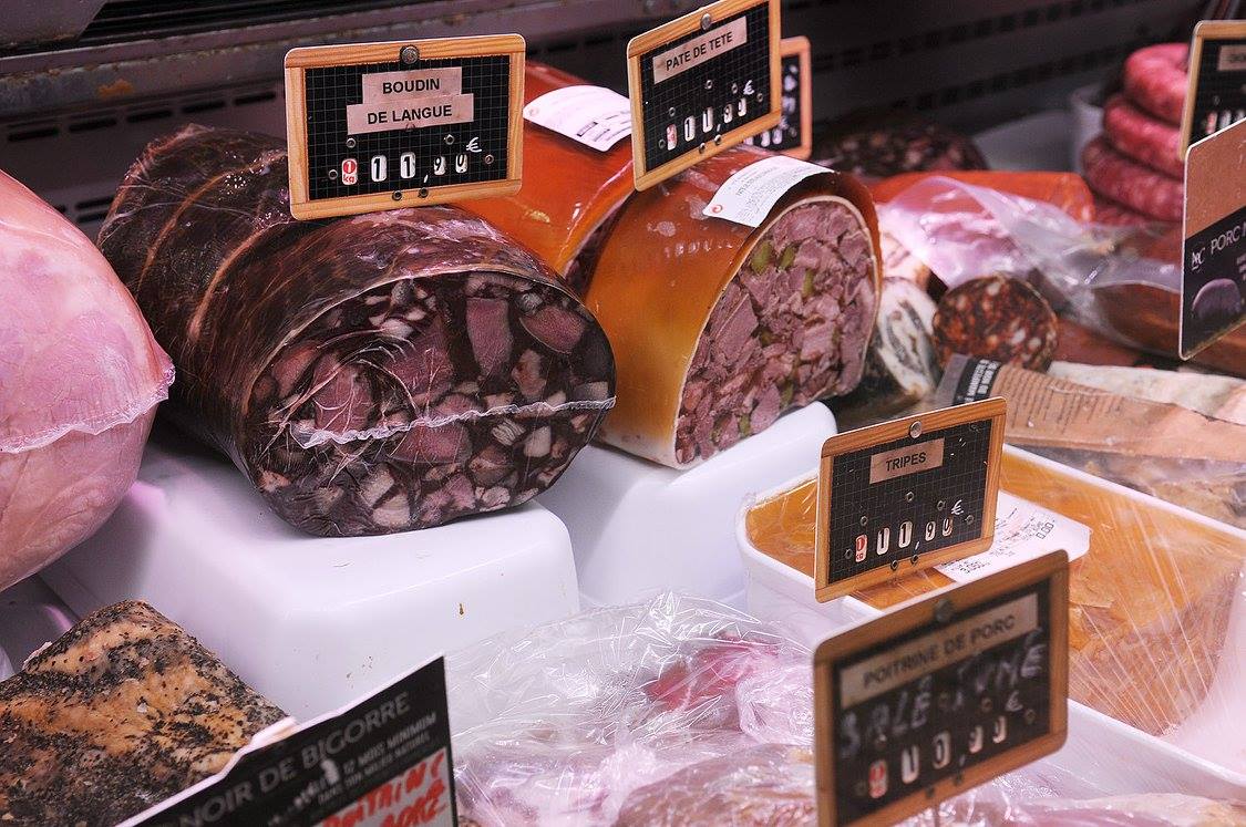 halles_narbonne_boucherie_charcuterie_chez_bebelle_ambiance_produits02