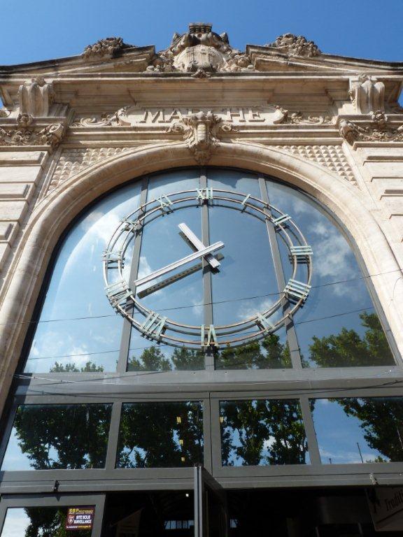 halles_narbonne_generalites_horaires_facade_horloge-1
