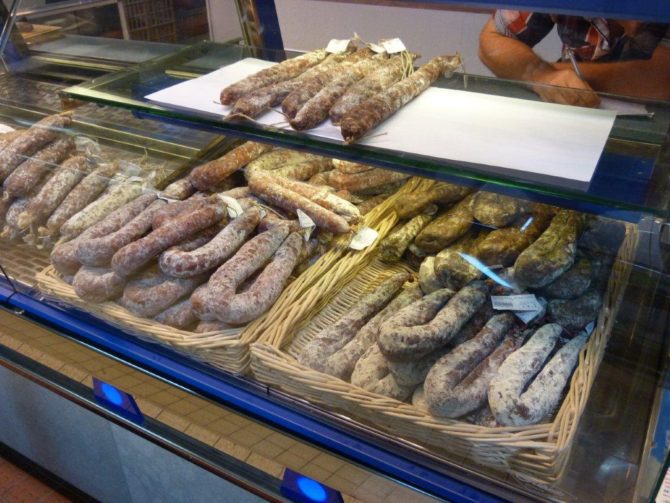 halles_narbonne_riviere_charcutier_porc_charcuterie_les_combarelles-01