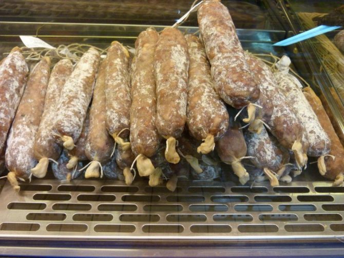halles_narbonne_riviere_charcutier_porc_charcuterie_les_combarelles-02