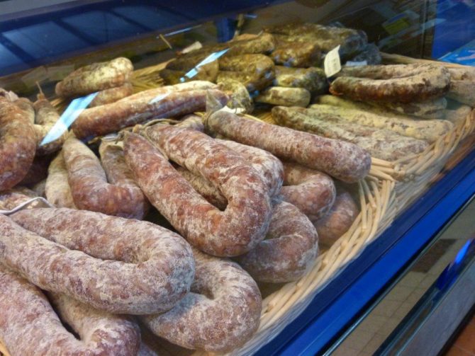 halles_narbonne_riviere_charcutier_porc_charcuterie_les_combarelles-03