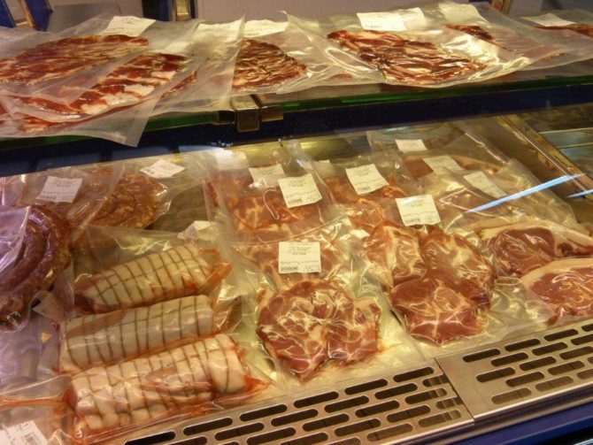 halles_narbonne_riviere_charcutier_porc_charcuterie_les_combarelles-04
