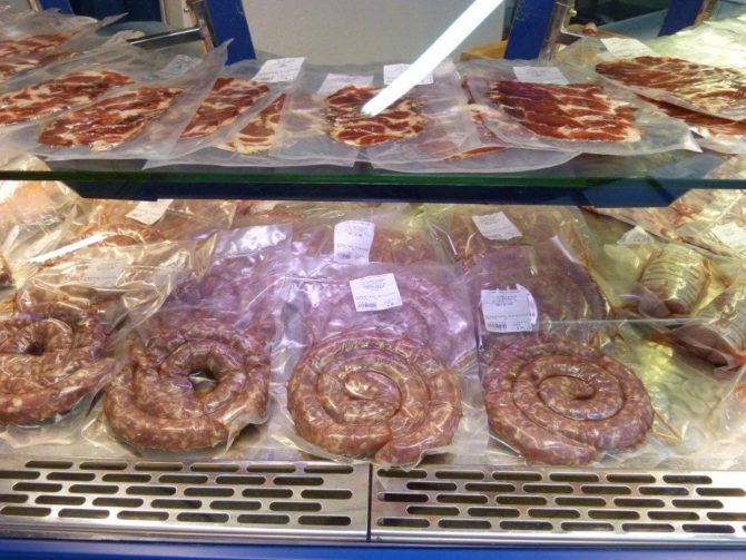 halles_narbonne_riviere_charcutier_porc_charcuterie_les_combarelles-05