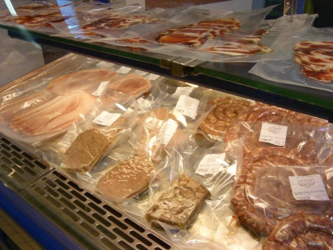 halles_narbonne_riviere_charcutier_porc_charcuterie_les_combarelles-06