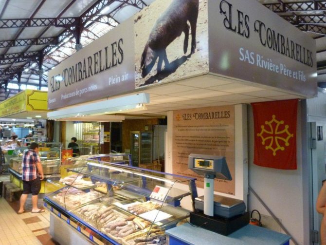 halles_narbonne_riviere_charcutier_porc_charcuterie_les_combarelles-08