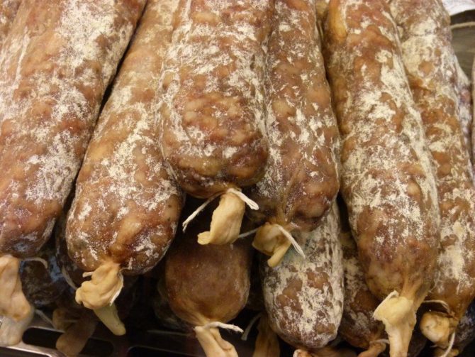 halles_narbonne_riviere_charcutier_porc_charcuterie_les_combarelles-11