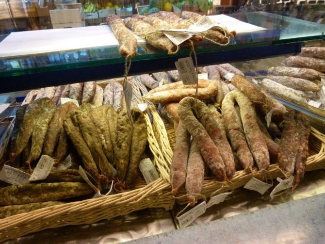 halles_narbonne_riviere_charcutier_porc_charcuterie_les_combarelles-12