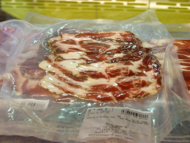 halles_narbonne_riviere_charcutier_porc_charcuterie_les_combarelles-14