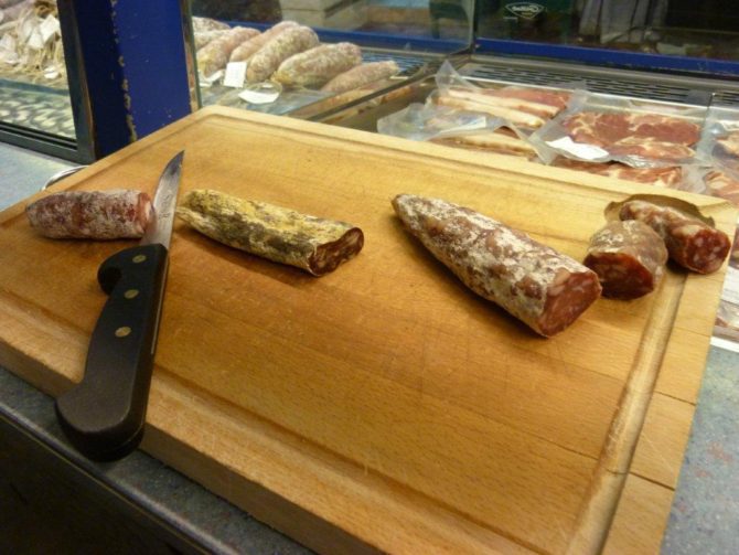 halles_narbonne_riviere_charcutier_porc_charcuterie_les_combarelles-15