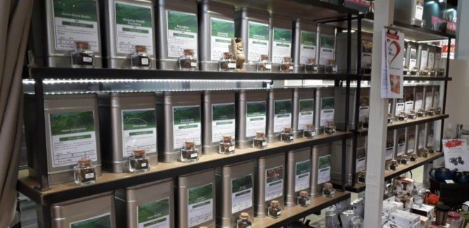 la_tasse_gourmande_halles_narbonne_cafe_thes_chocolats_bonbons_souvenirs-14