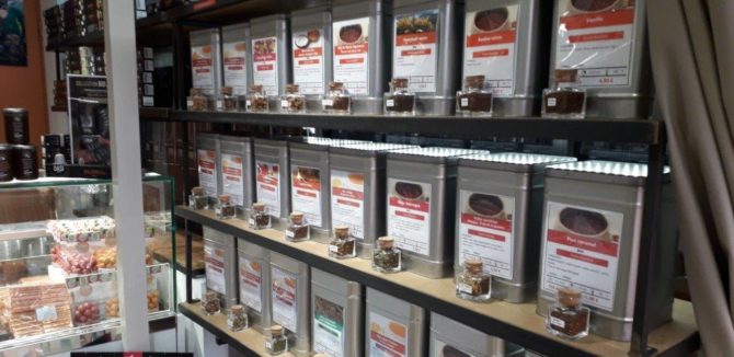 la_tasse_gourmande_halles_narbonne_cafe_thes_chocolats_bonbons_souvenirs-15