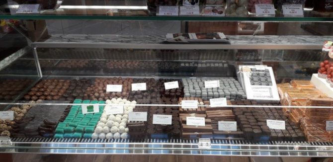 la_tasse_gourmande_halles_narbonne_cafe_thes_chocolats_bonbons_souvenirs-18