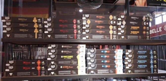 la_tasse_gourmande_halles_narbonne_cafe_thes_chocolats_bonbons_souvenirs-24