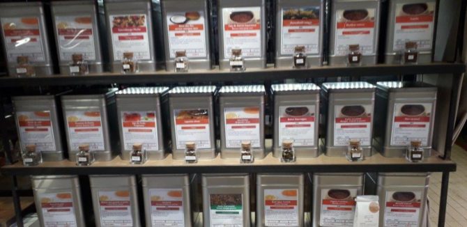 la_tasse_gourmande_halles_narbonne_cafe_thes_chocolats_bonbons_souvenirs-27