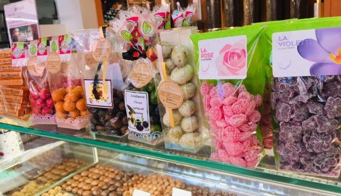 la_tasse_gourmande_halles_narbonne_cafe_thes_chocolats_bonbons_souvenirs-40