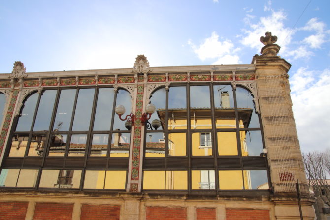 reflets du matin sur les halles de Narbonne