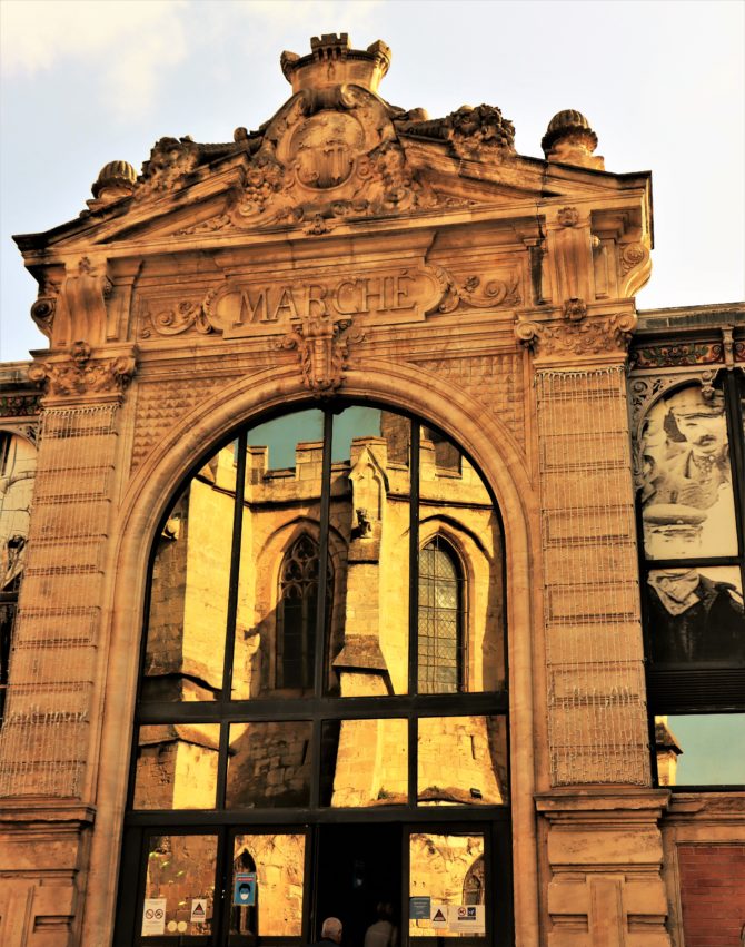 2 monuments pour le prix d '1 ; On fait toujours de bonnes affaires aux halles de Narbonne !