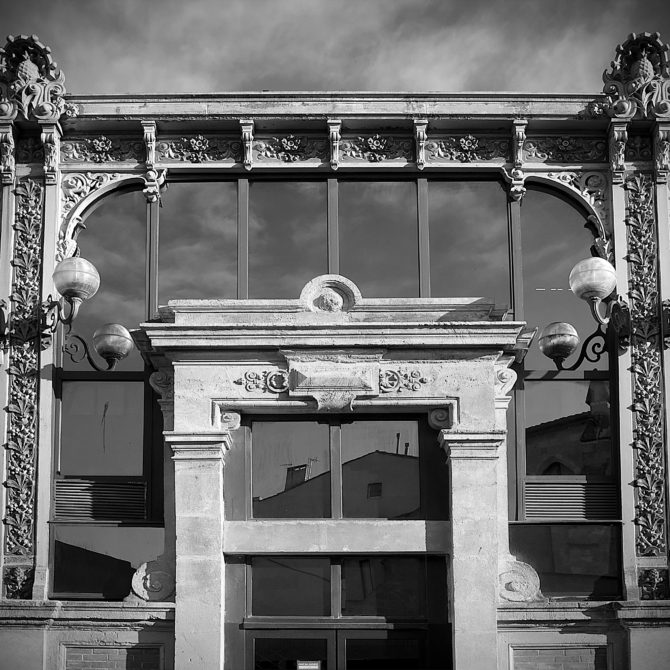 une belle architecture de pierre et de verre