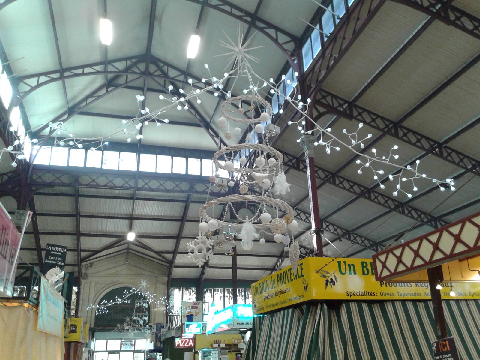 decor_noel_halles_narbonne_noel_tout_en_blanc_2_2015