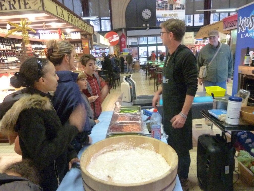 halles_narbonne_programme_fetes_fin_annee_noel_animations_culinaire_kioskasie_makis_sashimis_sushis_parade_pere_noel_2015-09