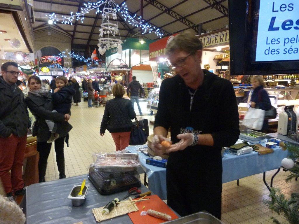 halles_narbonne_programme_fetes_fin_annee_noel_animations_culinaire_kioskasie_makis_sashimis_sushis_parade_pere_noel_2015-41