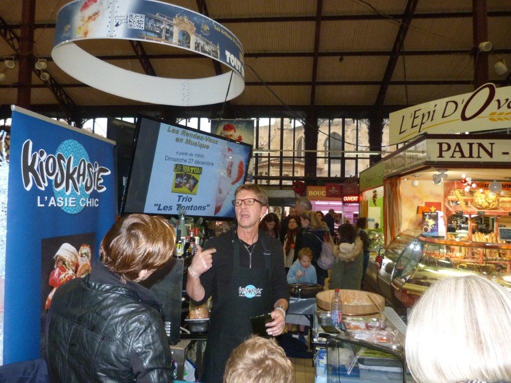 halles_narbonne_programme_fetes_fin_annee_noel_animations_culinaire_kioskasie_makis_sashimis_sushis_parade_pere_noel_2015-47