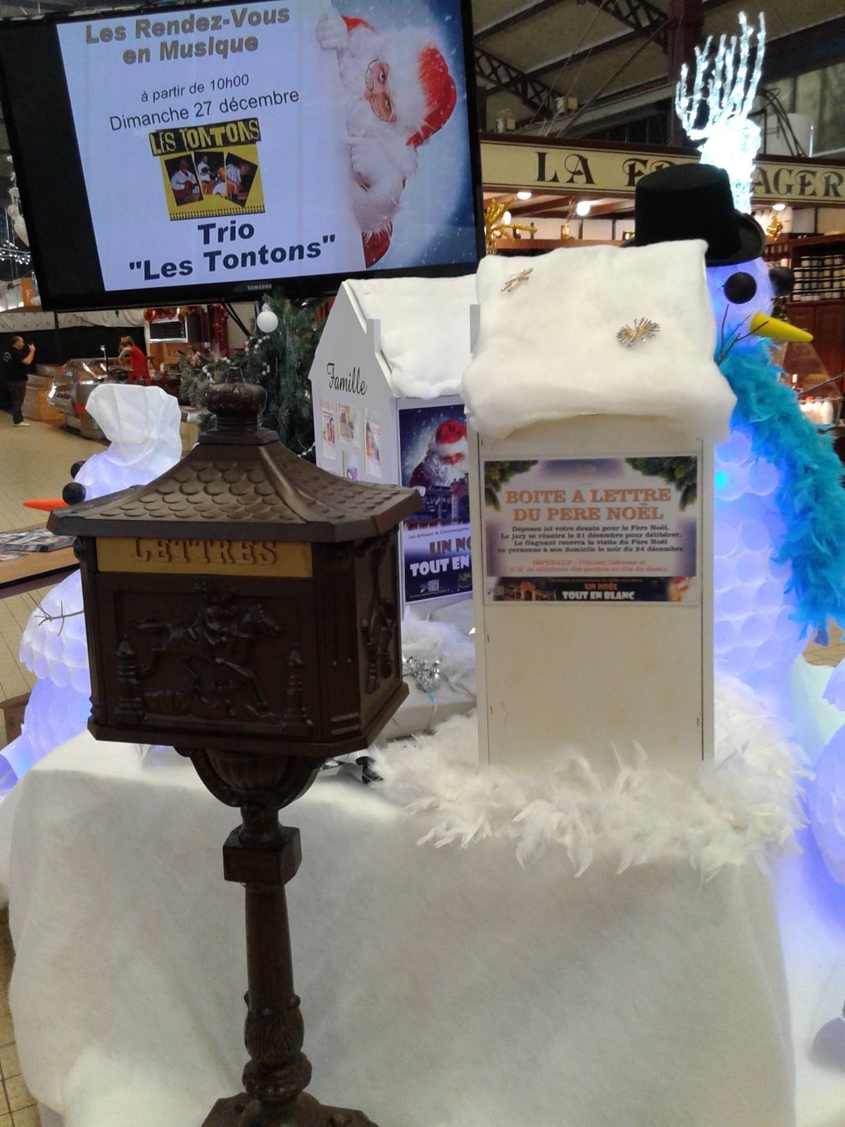 panneau_boite_a_lettre_pere_noel_halles_narbonne_noel_tout_en_blanc_2_2015