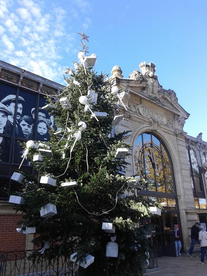 sapin_noel_halles_narbonne_noel_tout_en_blanc_2015